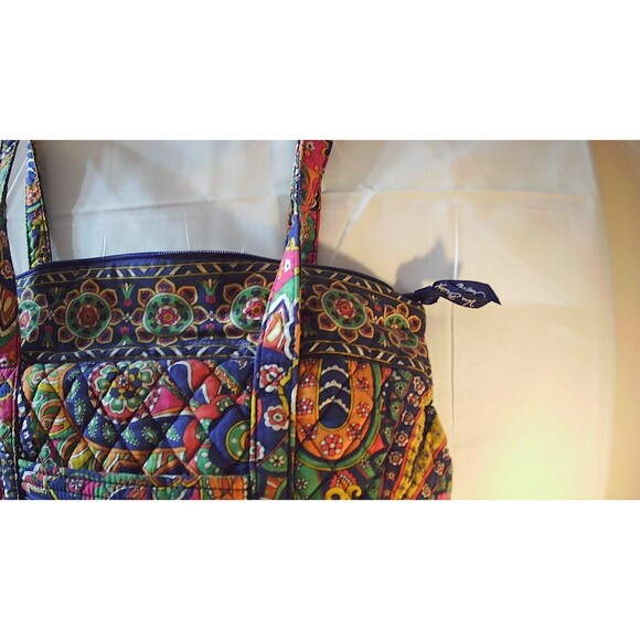 VERA BRADLEY "GET CARRIED AWAY TOTE" Petal Paisley RETIRED - Picture 3 of 10